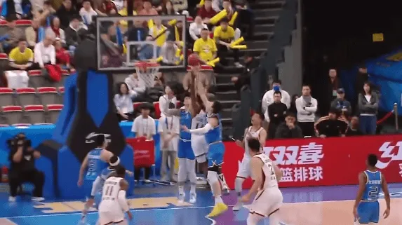 开云体育-奈特直杀篮筐欲上篮，周琦张开长臂将球无情扇飞